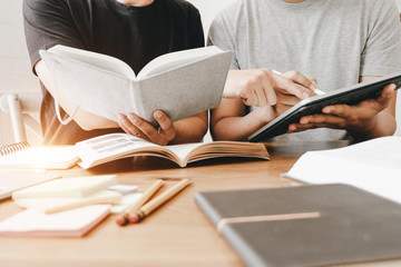 侧翻自卸车半挂车起顶不均匀