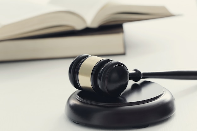 电动车充电一晚上不拔可以吗